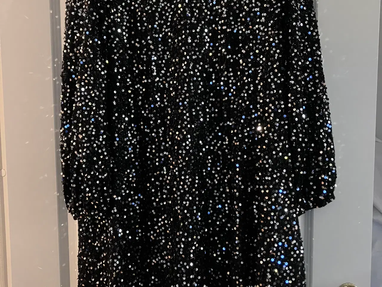 Billede 5 - Sort kjole med pailletter