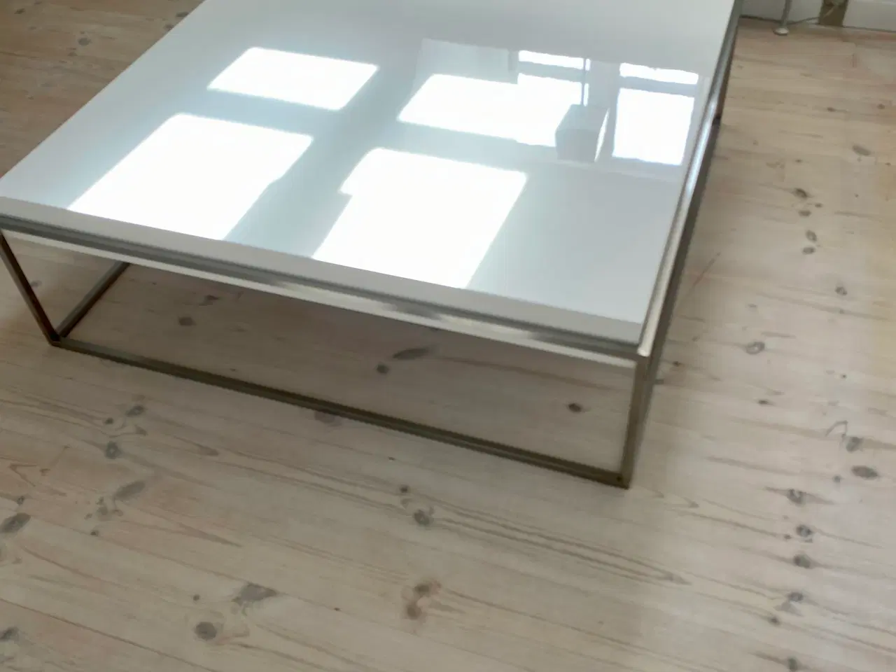 Billede 2 - Sofabord hvid blank med stål ben