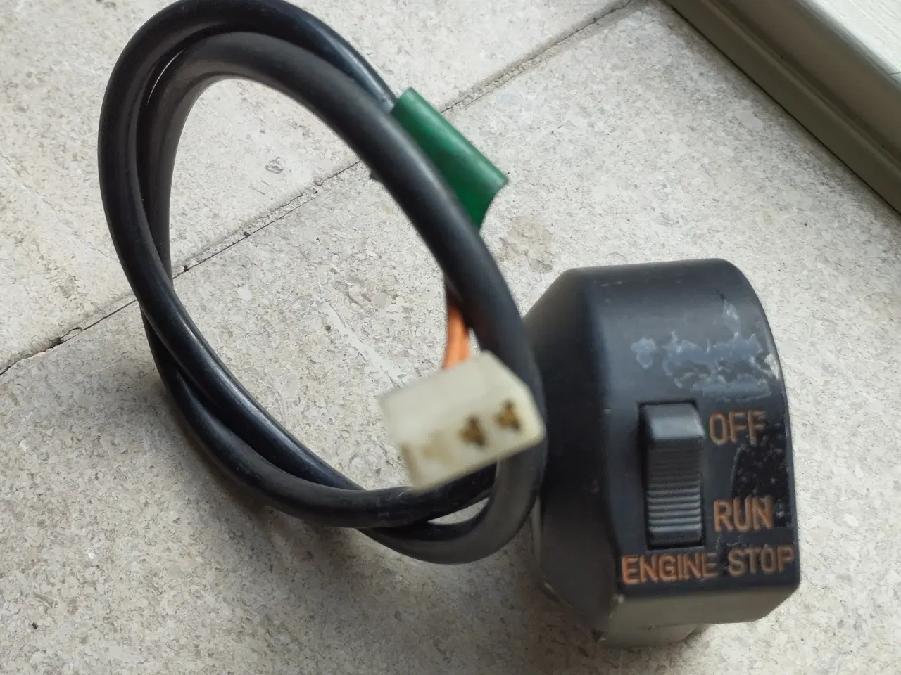 Billede 1 - Kontakt til afbrydning af motor.  