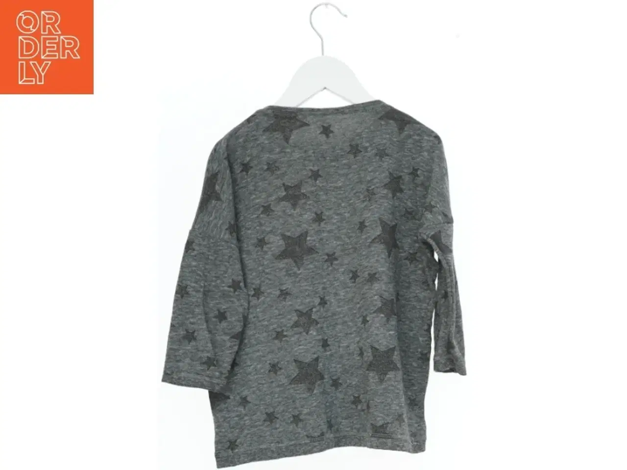 Billede 2 - Grå sweatshirt med stjernemønster fra Sofie Schnoor (str. 140)