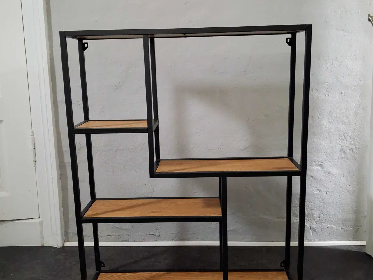 Billede 1 - Reol i sortlakeret metal & træ