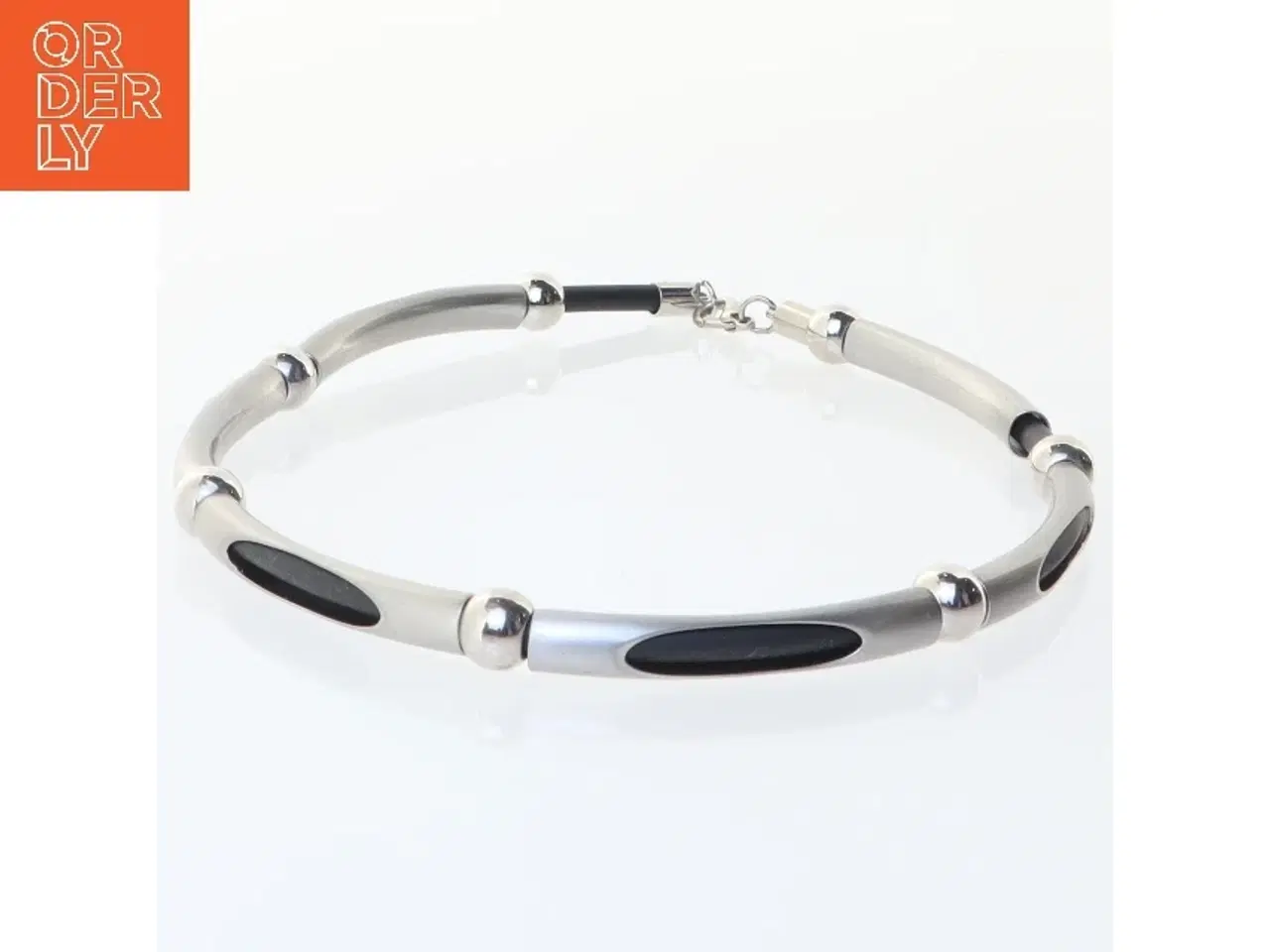 Billede 1 - Sølvfarvet halskæde med sorte detaljer (str. 42 cm)