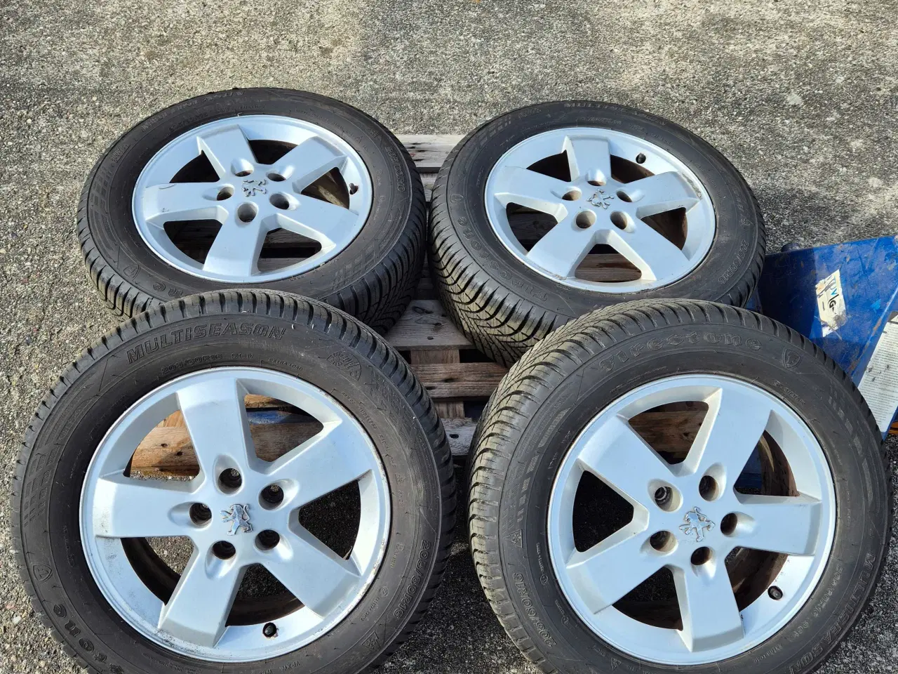 Billede 1 - Firestone helårsdæk på fælge