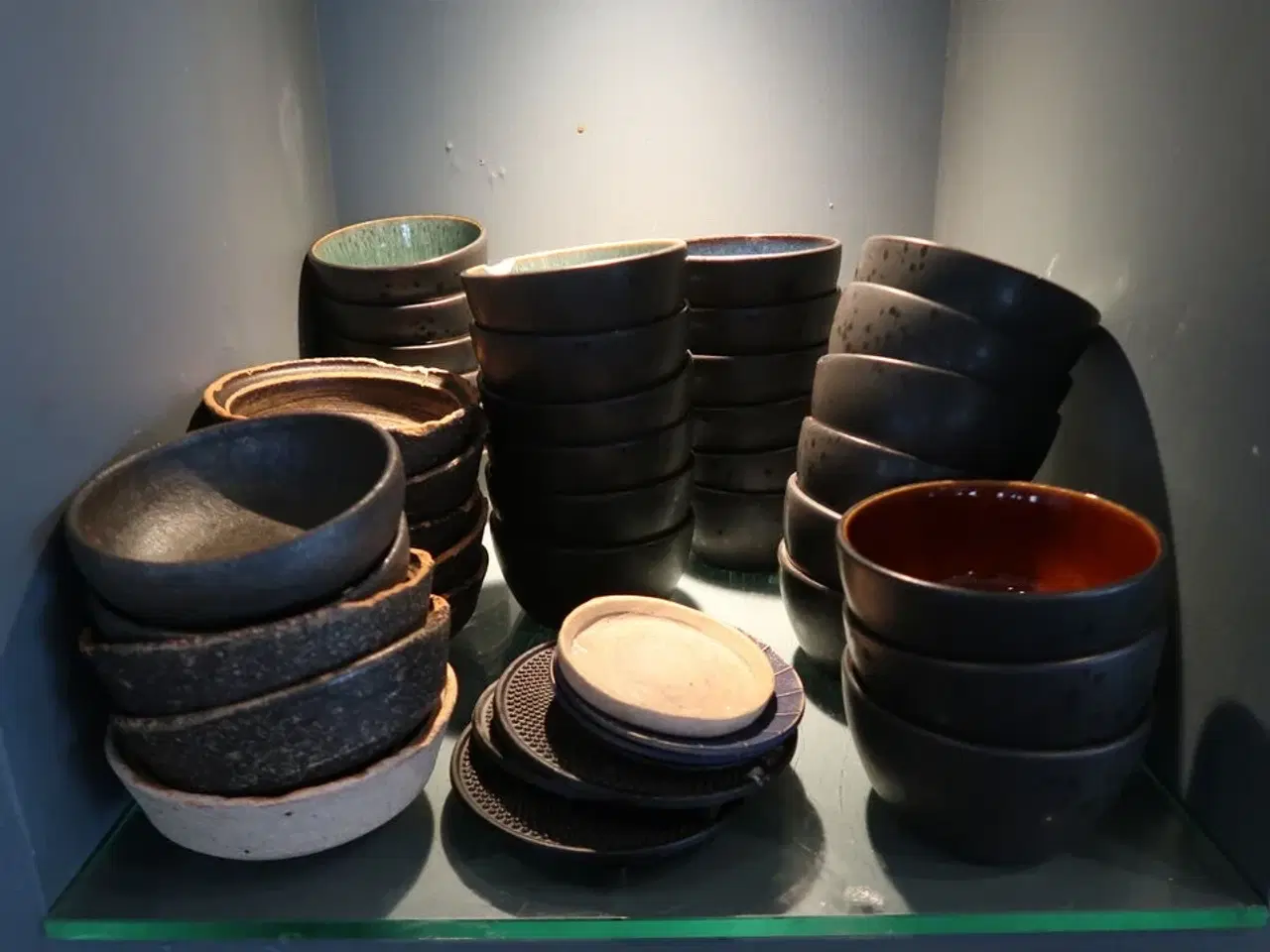 Billede 10 - 13 hylder med indhold