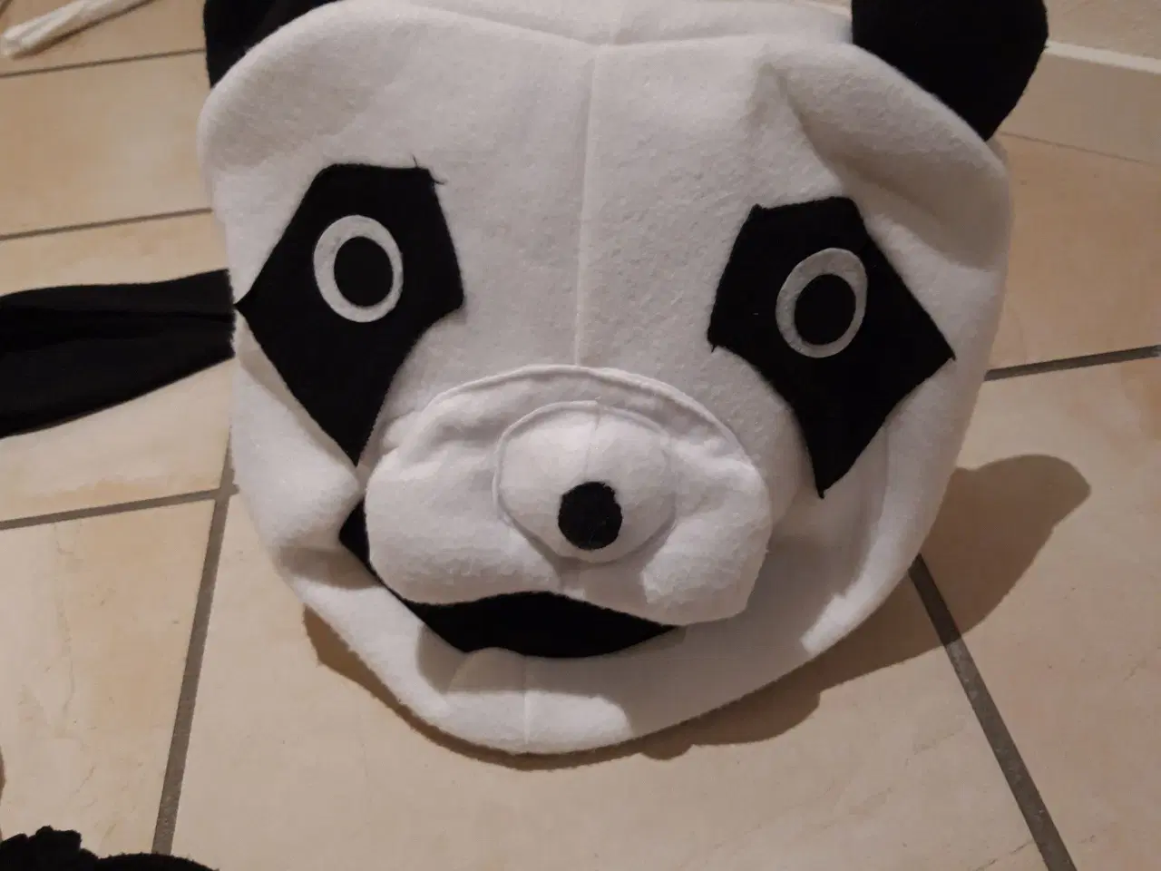 Billede 2 - Panda kostume str. 5-6 år