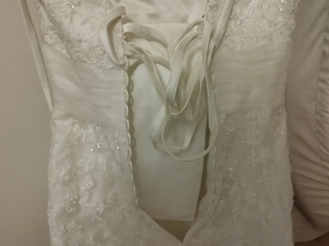 Billede 3 - Brudekjole med slør fra Lilly sælges BILLIGT