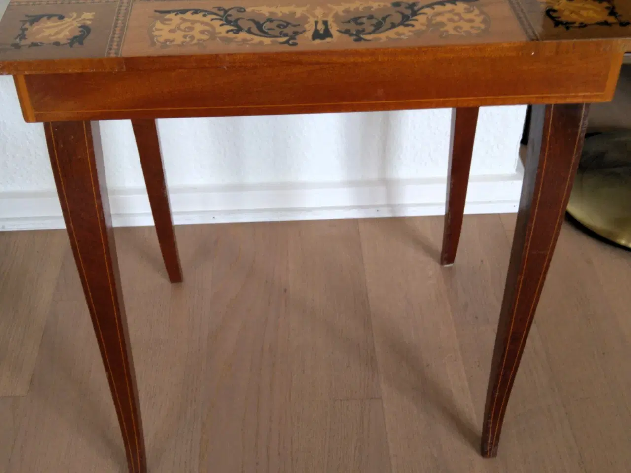 Billede 2 - Bord / spillebord med flot intarsia indlæg.