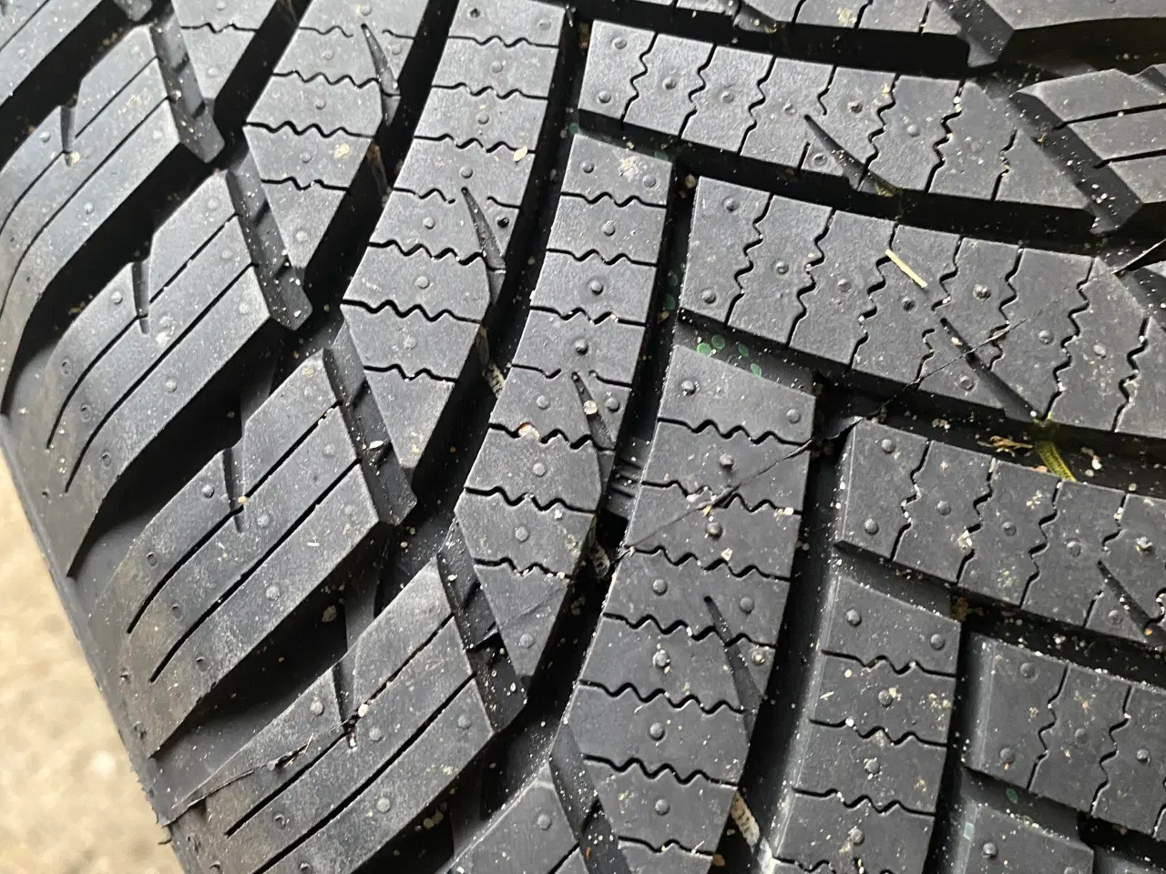 Billede 2 - Nye helårsdæk på brugt fælg