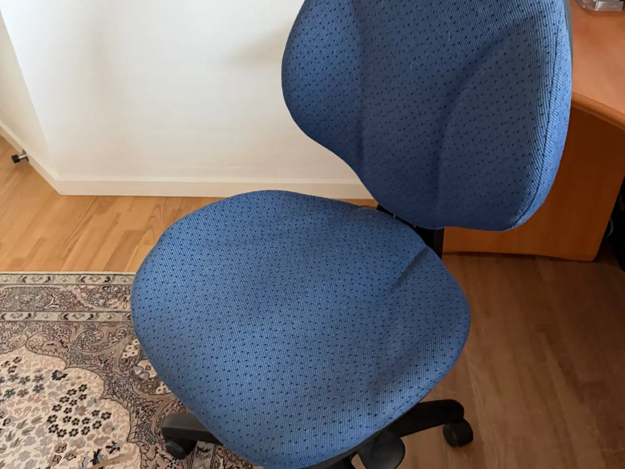 Billede 3 - Kontormøbler gives væk