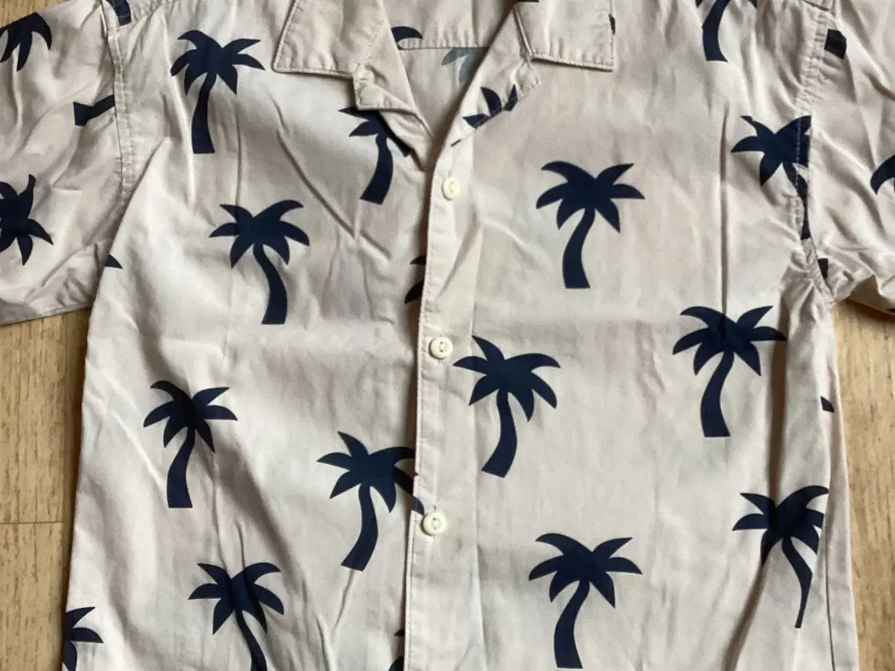 Billede 1 - Beige kortærmet skjorte med mørkeblå palmer