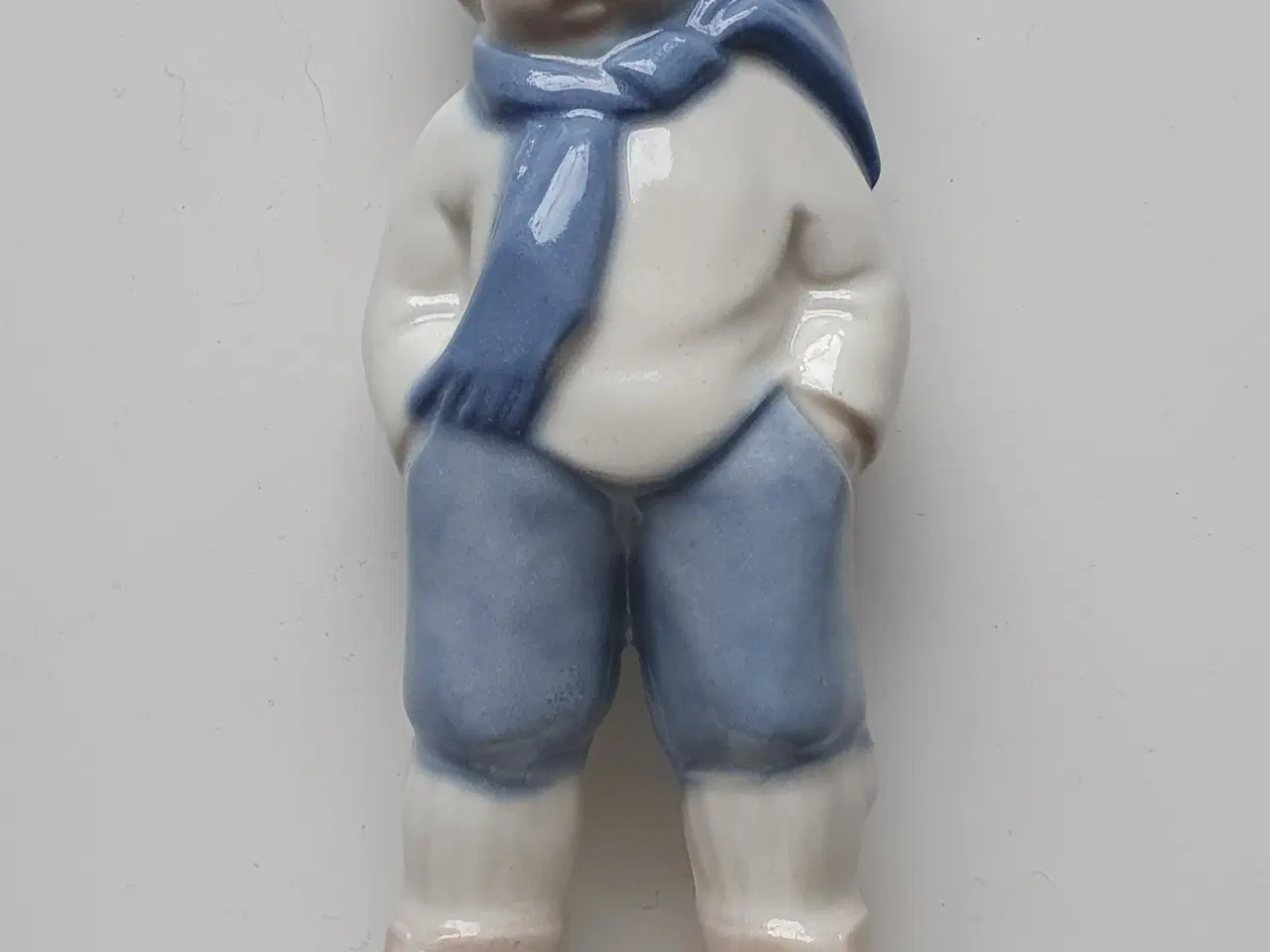 Billede 1 - Porcelænsfigur - Dreng med hue og tørklæde