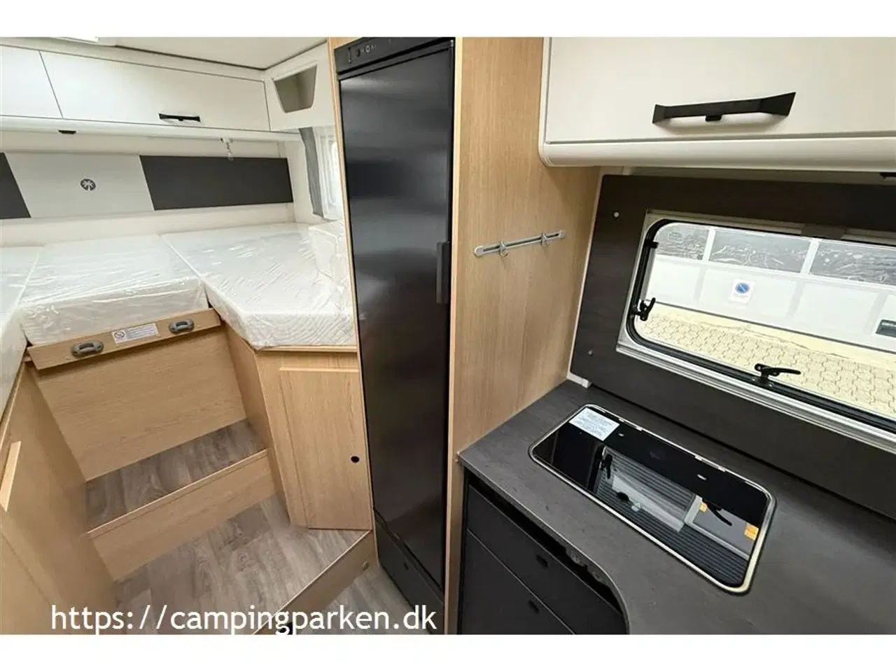 Billede 9 - 2026 - SunLight   Ny grundplan med enkeltsenge, sænkeseng og under 7 meter, med automatgear