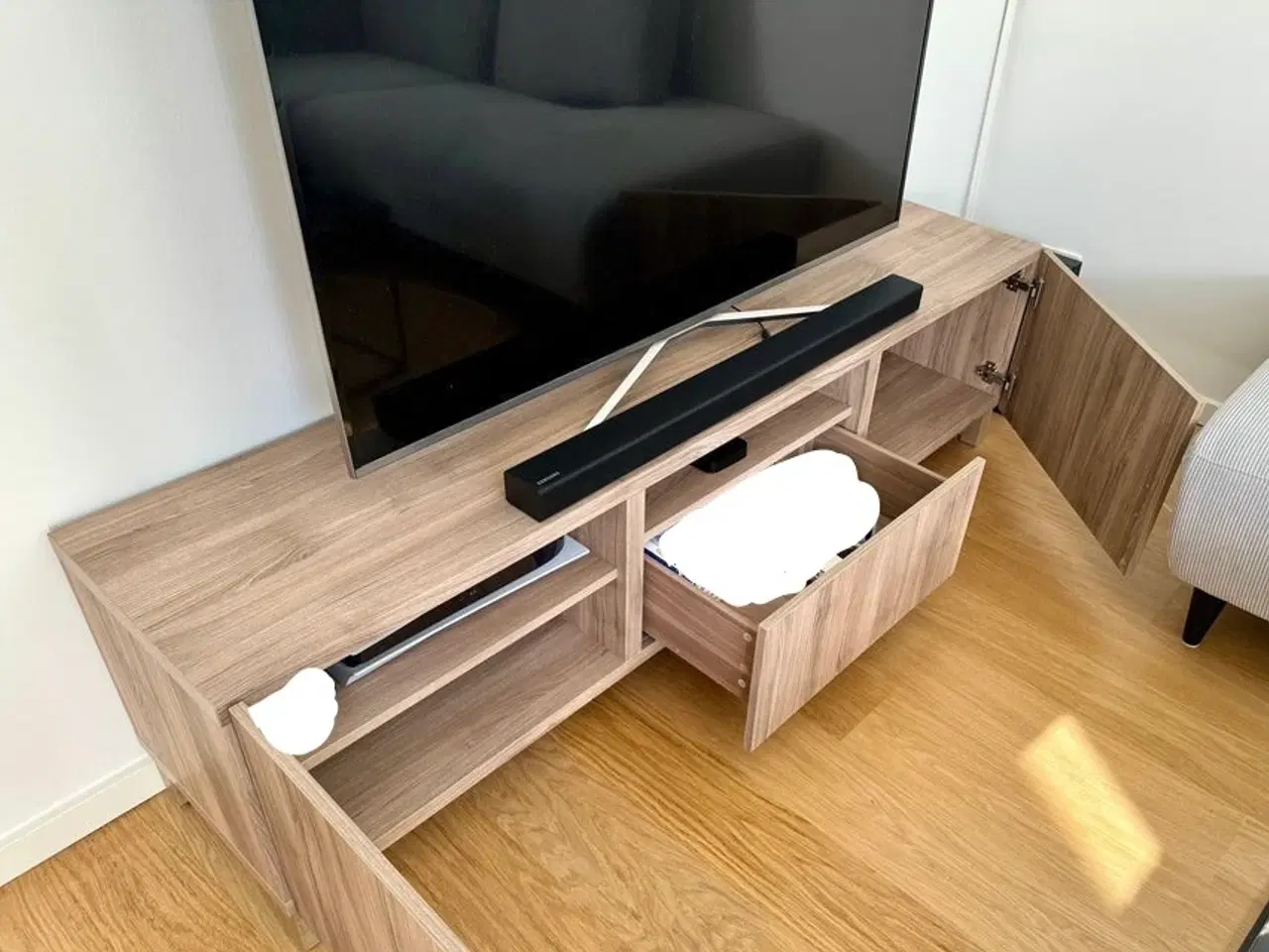 Billede 4 - Sælger IKEA BESTÅ Tv-bord med låger (limited edt)