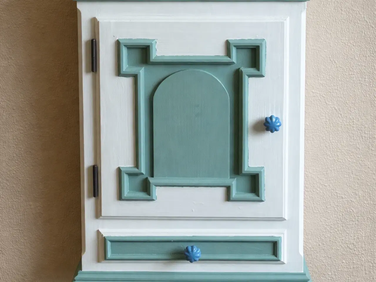 Billede 1 - Pæn Vægskab i klassisk stil 