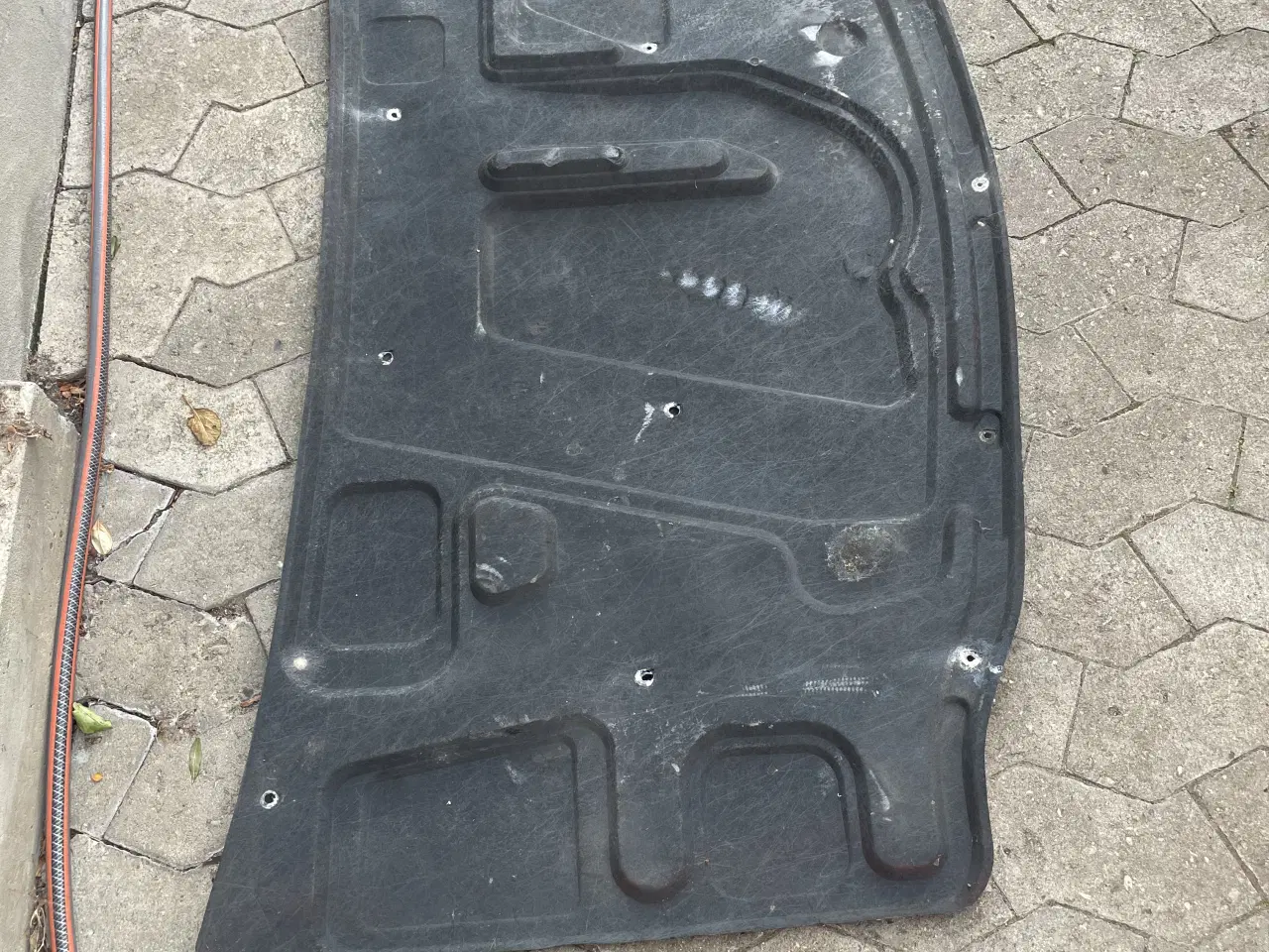 Billede 1 - Peugeot 205 - frontklap isolering.