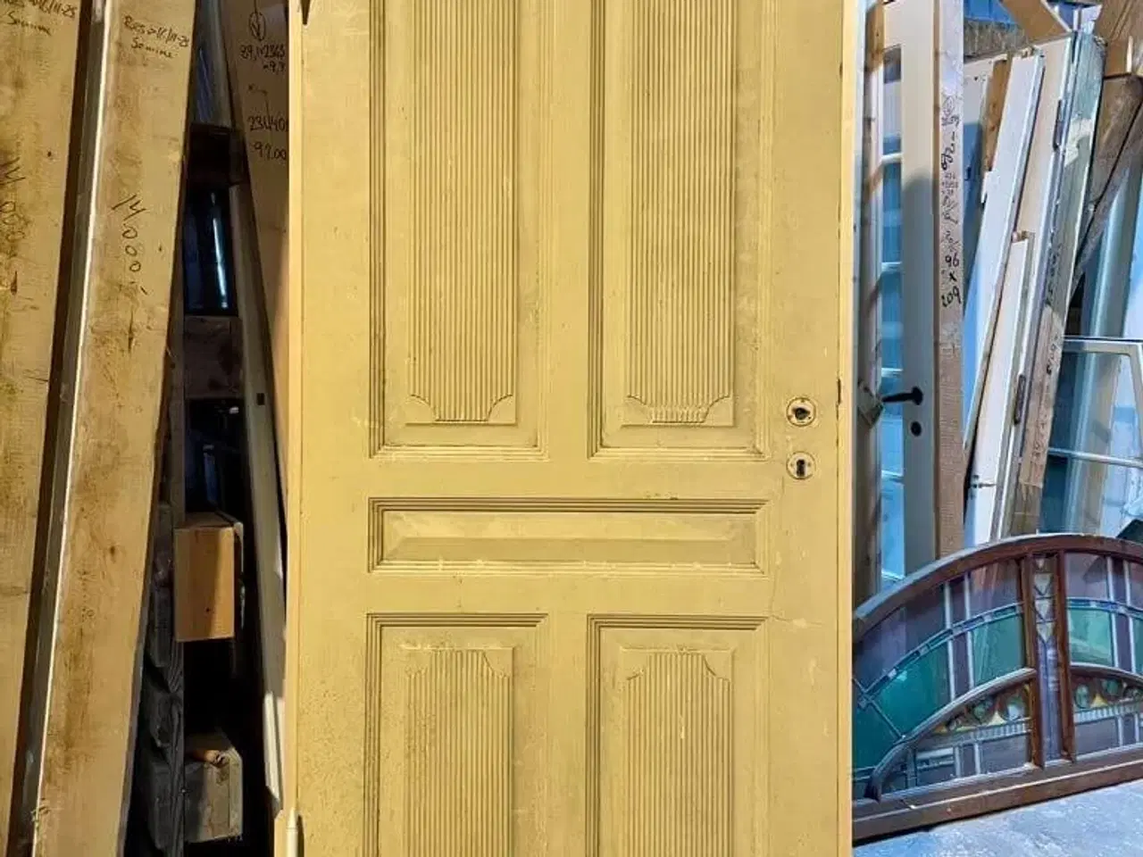 Billede 1 - Smuk Dannebrogsdør m. riflede fyldninger