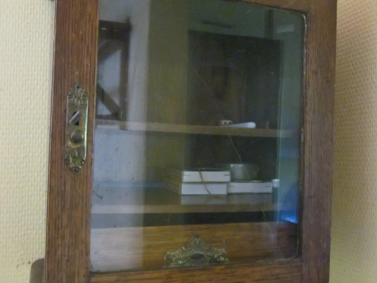 Billede 1 - Rigtig fint tobakskab til at hænge på væggen