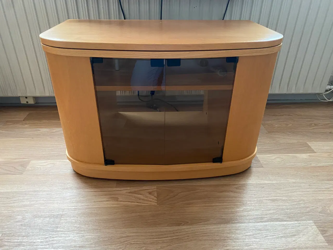 Billede 1 - TV Bord med glaslåger