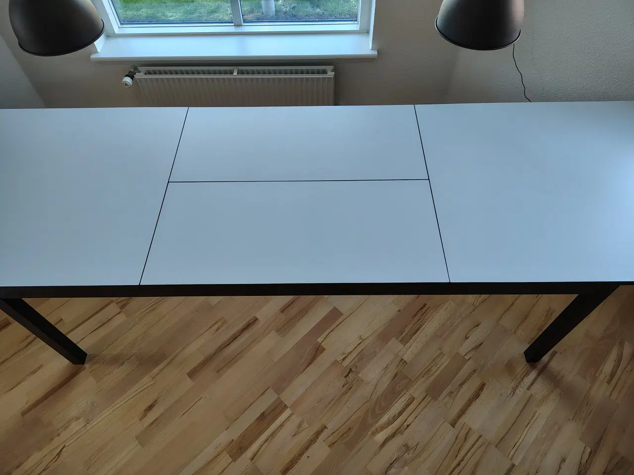 Billede 3 - Spisebord med hvid laminat og tillægsplade