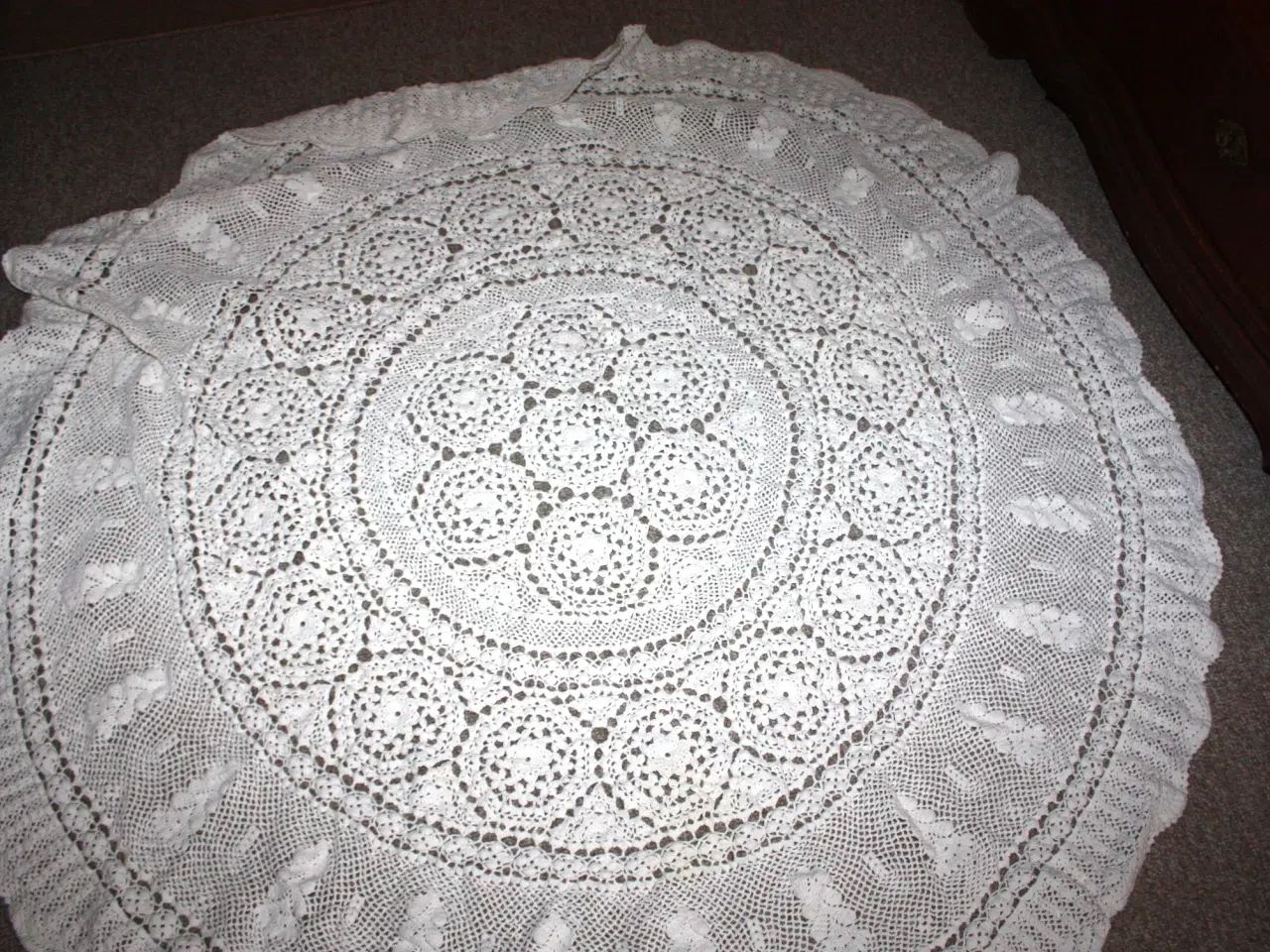 Billede 3 - Hæklet dug i bomuld med en diameter på 135 cm