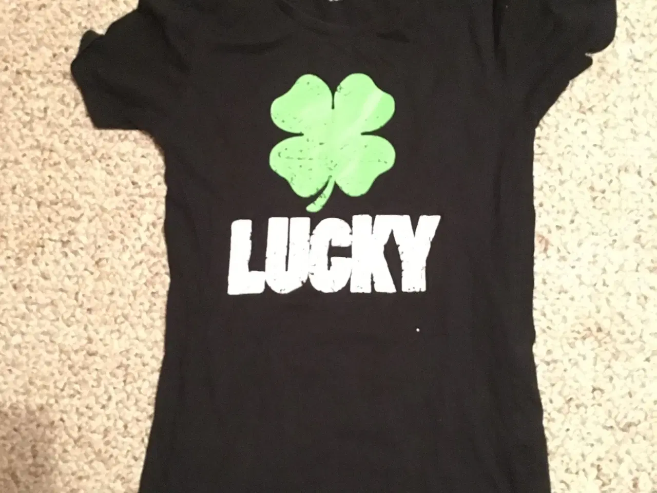 Billede 1 - T-shirt sort med print Lucky, 12-15 år