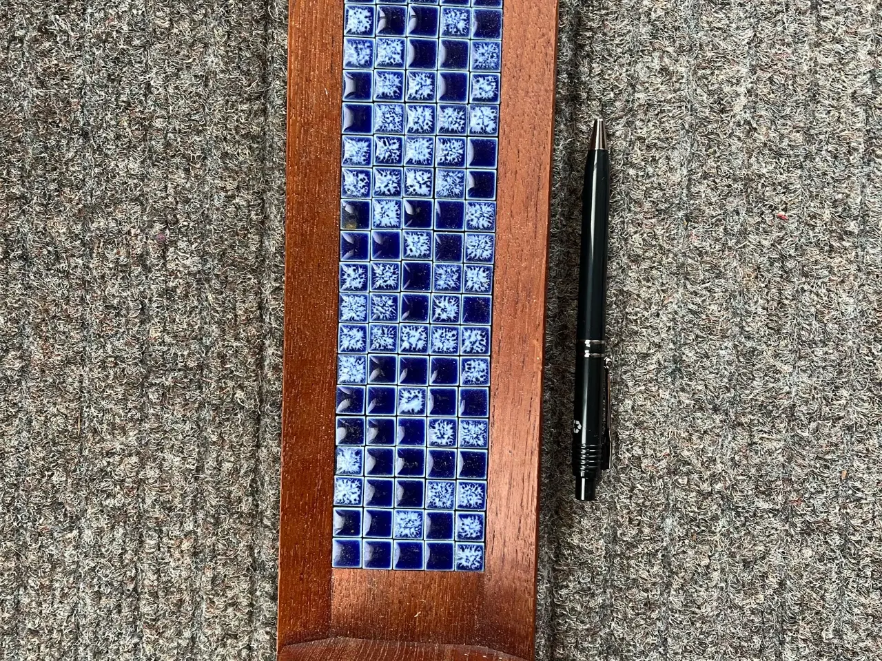 Billede 1 - Teak væg-lysestage med blå minihaller. Giv bud.