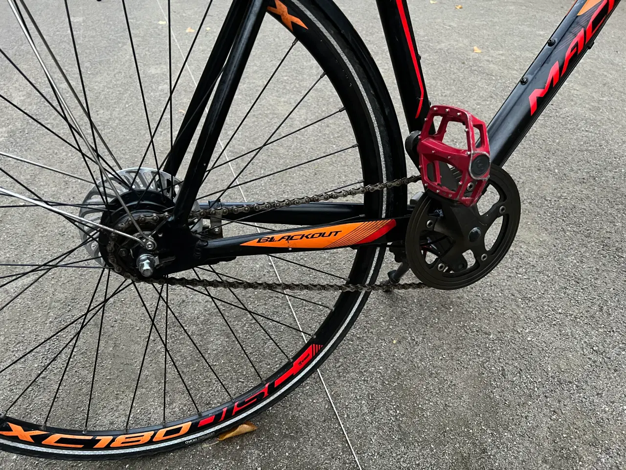 Billede 3 - RockMachine nyserviceret cykel, sort/rød, alu