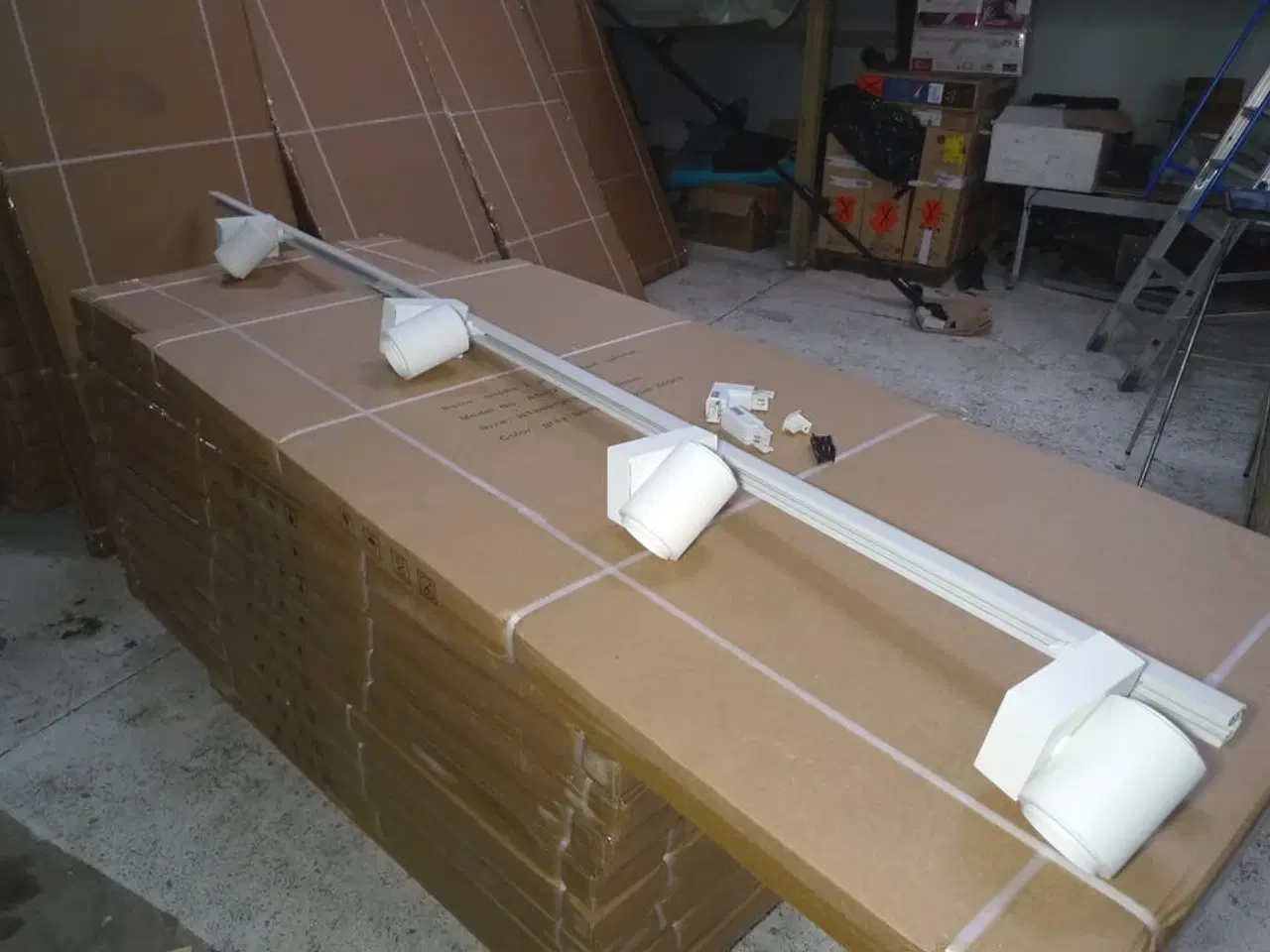 Billede 4 - 230V lysskinne 300cm hvid m/4 stk. lamper + monteringstilbehør