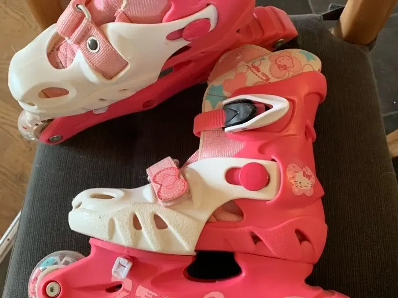 Billede 3 - Hallo kitty rulleskøjter sælges.,