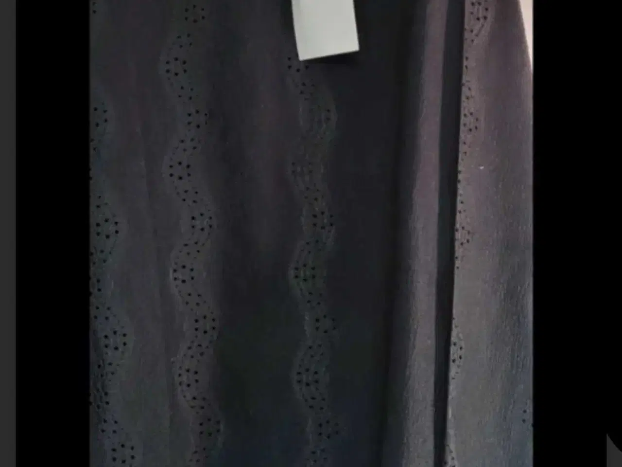 Billede 1 - Flot bluse med hulmønster 