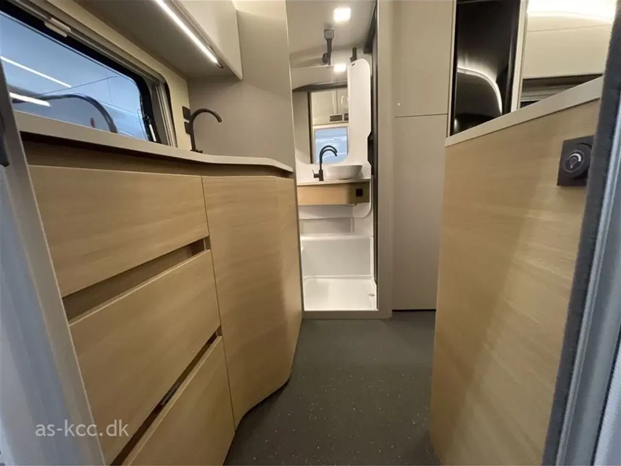 Billede 3 - 2026 - Adria Action 391 LH Classic   Adria Action 391 LH Classic årg. 2026  Generation 2 ny ude og inde. Denne vogn er med soundbar. kr. 2.749,- er lagt i prisen