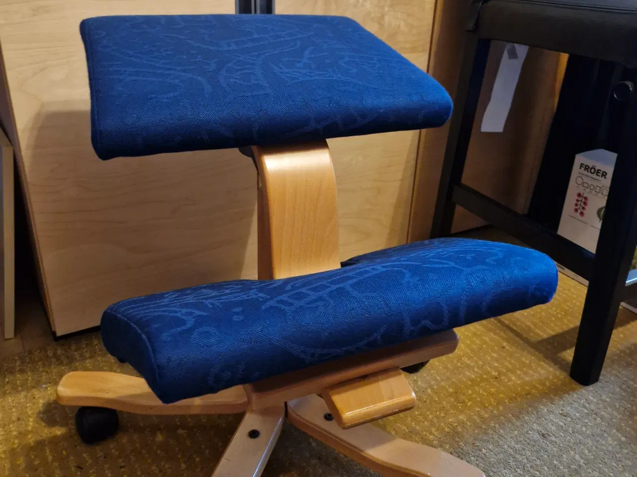 Billede 3 - Stokke knæstol blå træ base