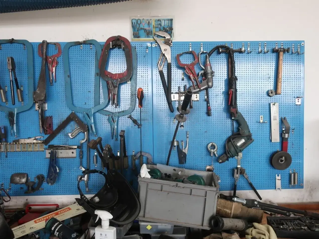 Billede 2 - Værkstedsbord med indhold samt 2 stk. tavler