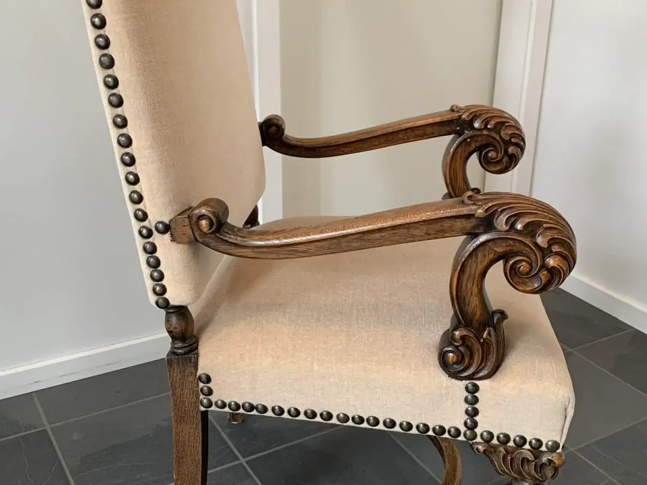 Billede 1 - Kongestol i barokstil i eg med beige polstring