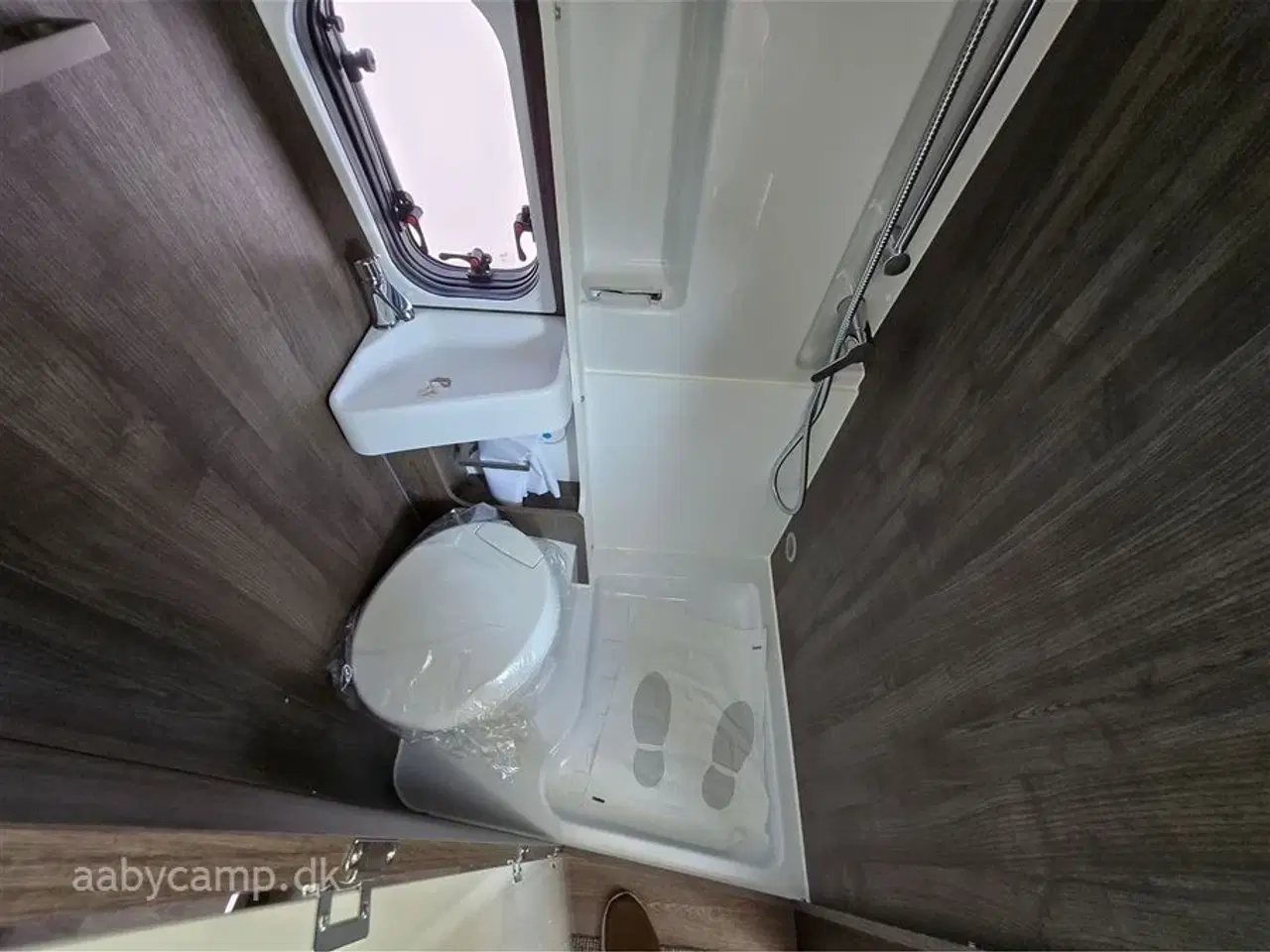 Billede 12 - 2025 - Benimar Benivan 160 ES Udstyret klar til Ferie. Solcelle. markise. elektrisk indgangstrin. kompressorkøleskab.