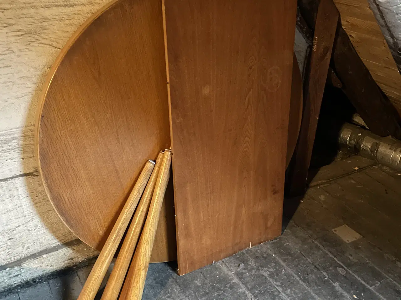 Billede 2 - Rundt spisebord med to tillægsplader 