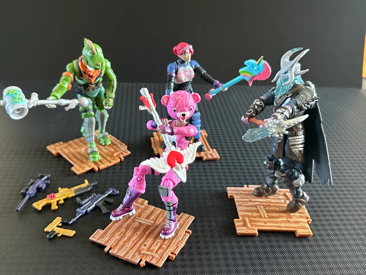 Billede 4 - 5 Fortnite figurer, 1 kiste, våben og byggeplader