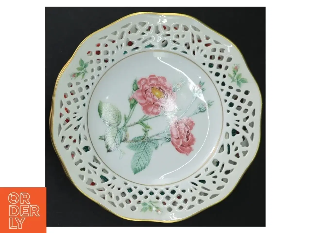 Billede 9 - Porcelænstallerken med gennembrudt kant og rosendekoration fra Firkløveren