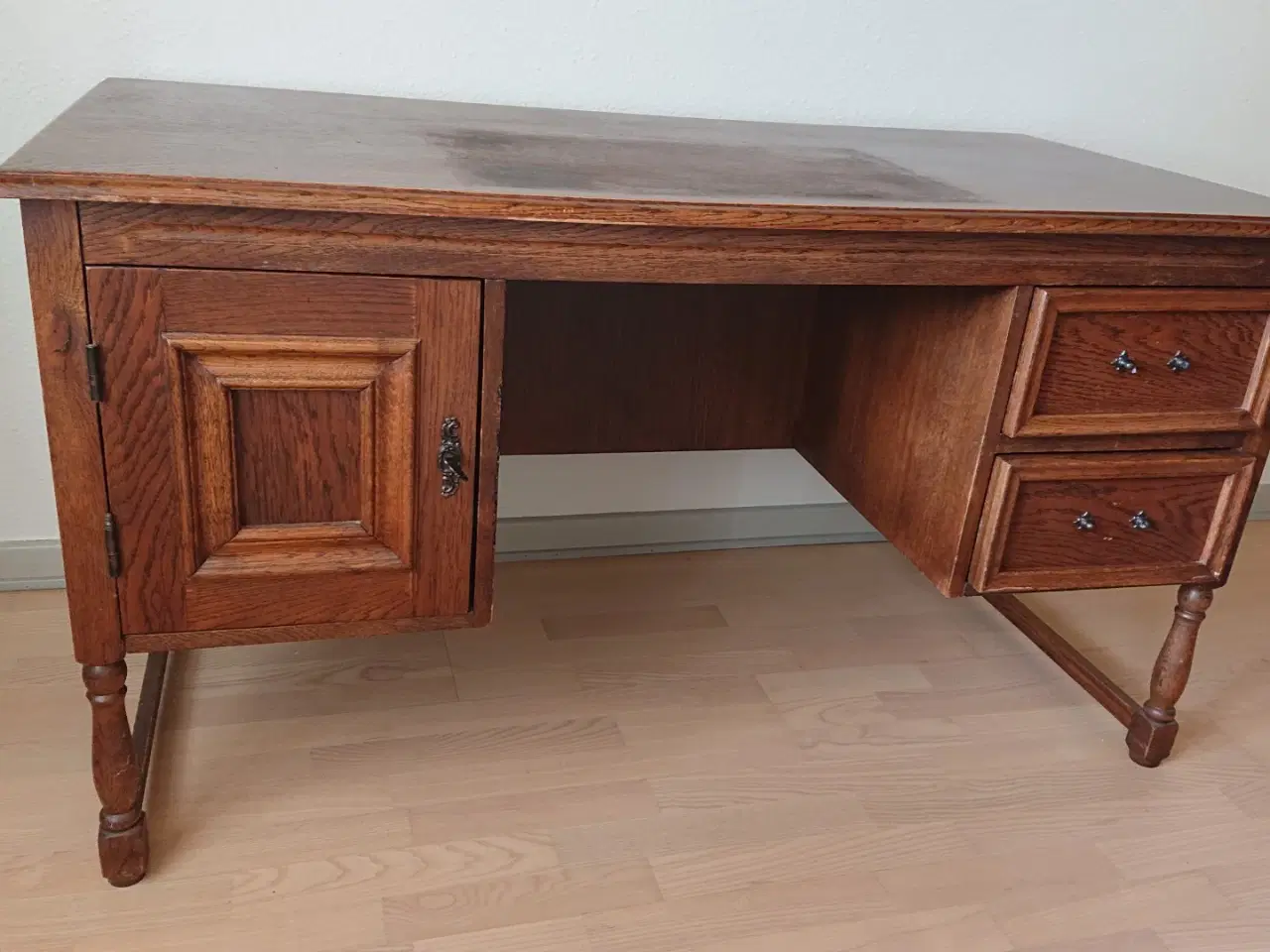 Billede 1 - Fin skrivebord i bejset eg.