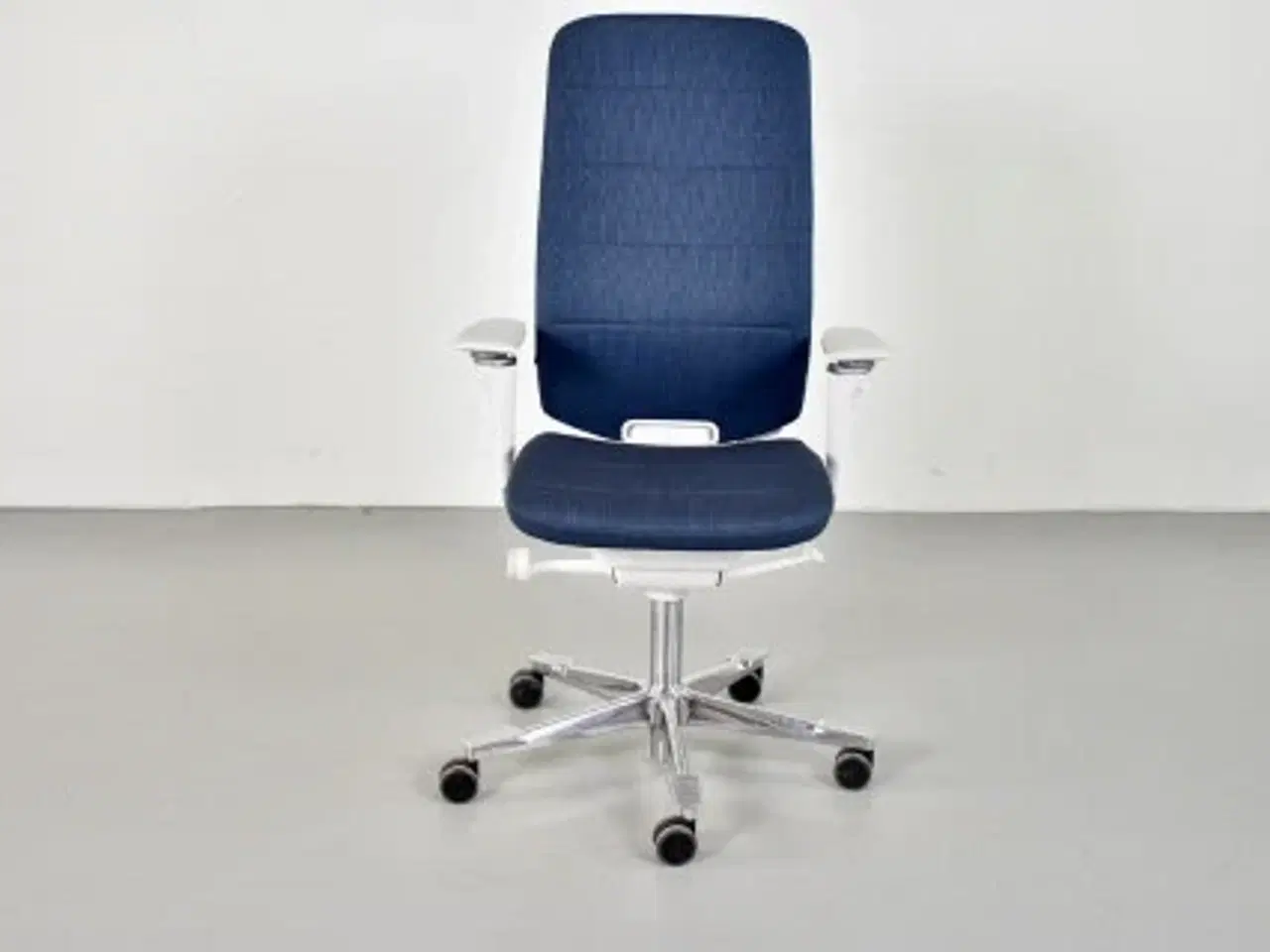 Billede 1 - Kinnarps capella white edition kontorstol med mørkeblåt polster og armlæn