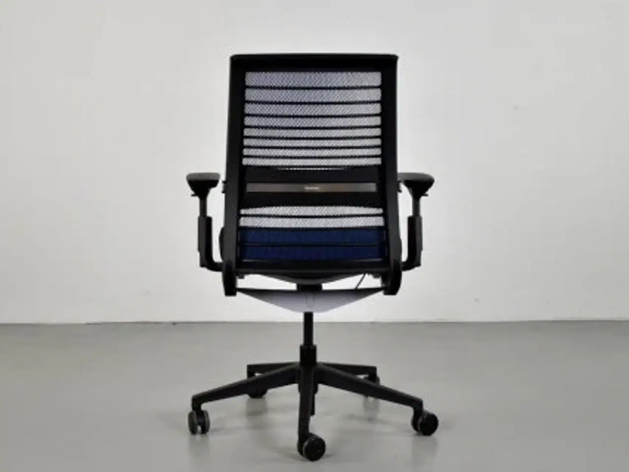 Billede 3 - Steelcase think kontorstol med sort sæde og ryg i blå mesh