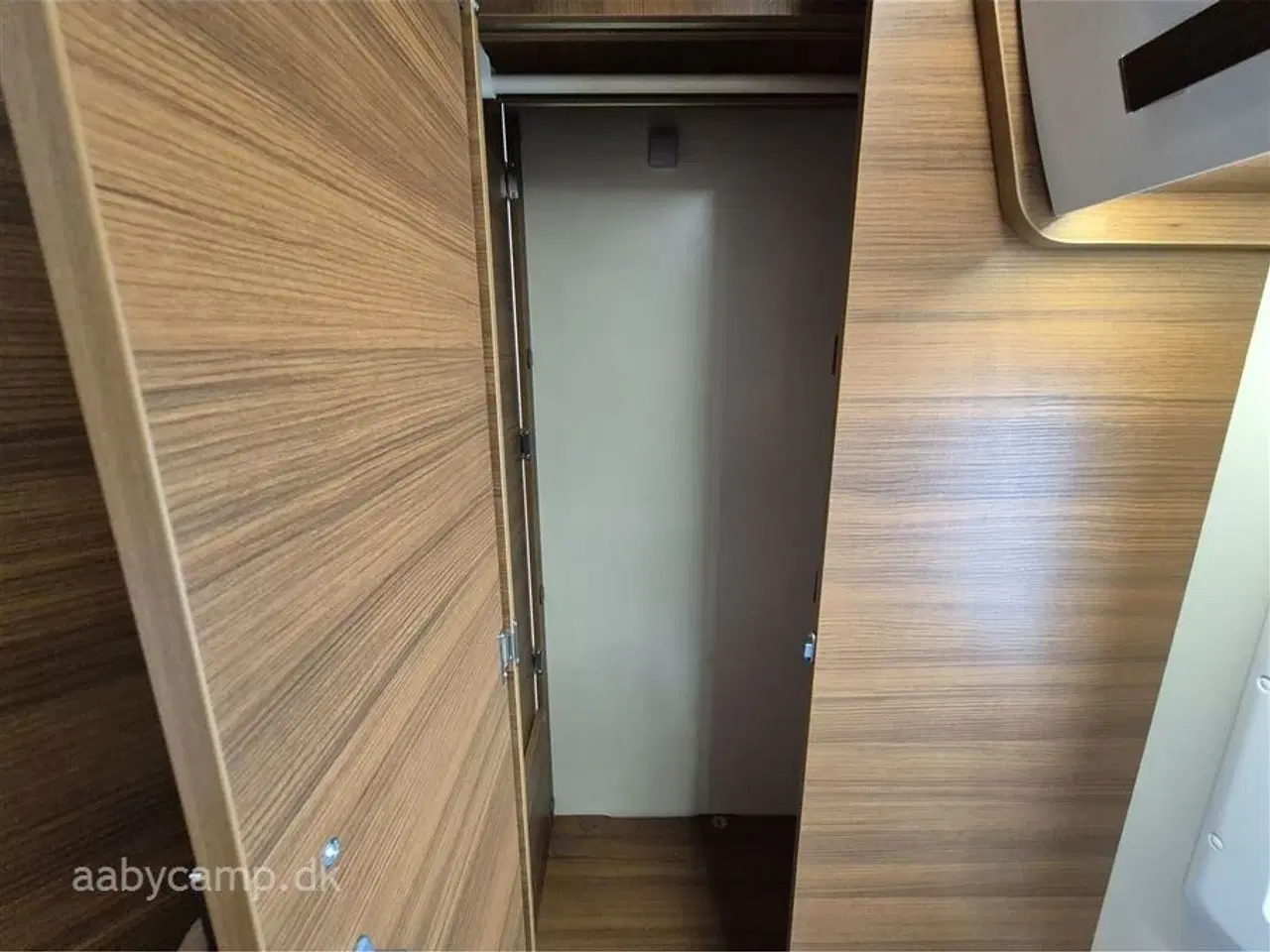 Billede 17 - 2022 - Elnagh Baron 575 Markise. solcelle. lithium batteri. inverter. cykelstativ. undervognsbehandlet. LPG fyldegas. Fuld service. 5 selepladser. Kun 41,000 km.