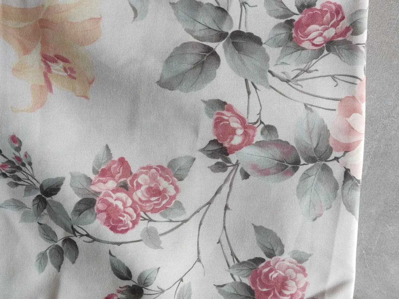 Billede 4 - Blomstret dug. 