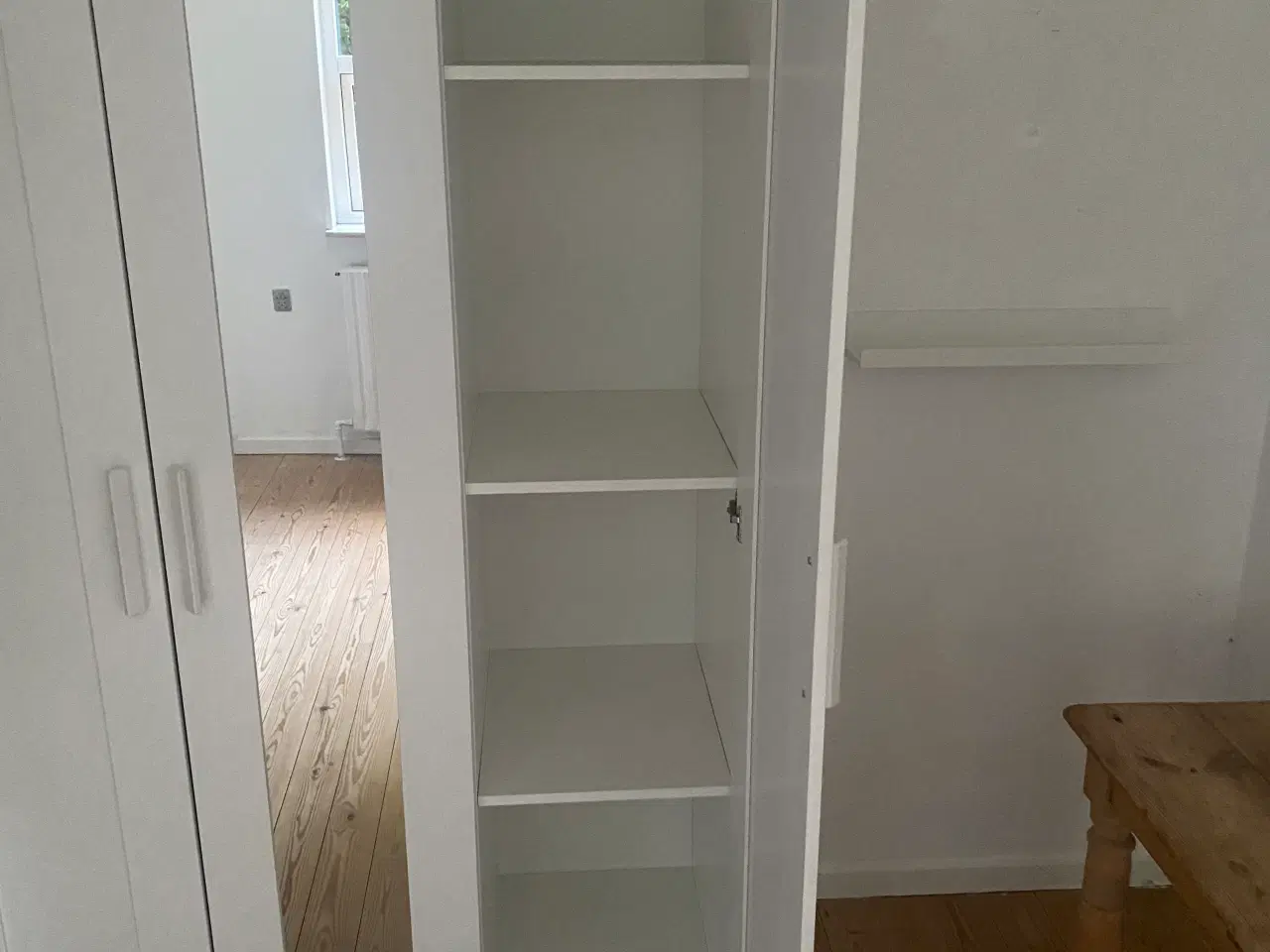 Billede 3 - Hvidt Garderobeskab
