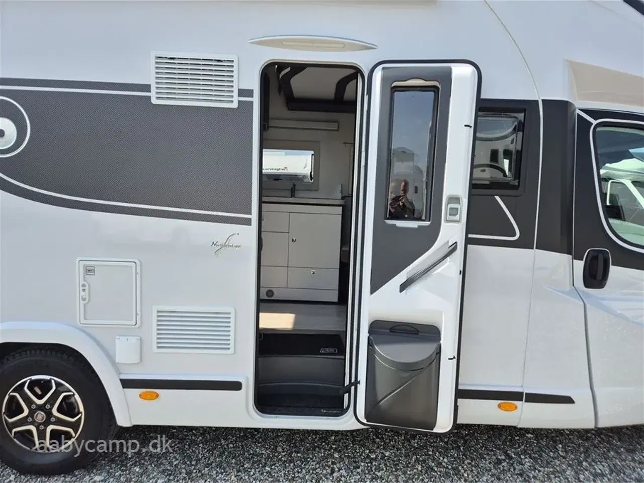Billede 5 - 2024 - Benimar Mileo 268   NK Pakke. Automatgear. solceller. markise. 200 Ah Lithium Batteri. 2000w inverter. Maxfann. kun 16,000 km. den har fået en omgang ceramic coating så den er nem at holde.