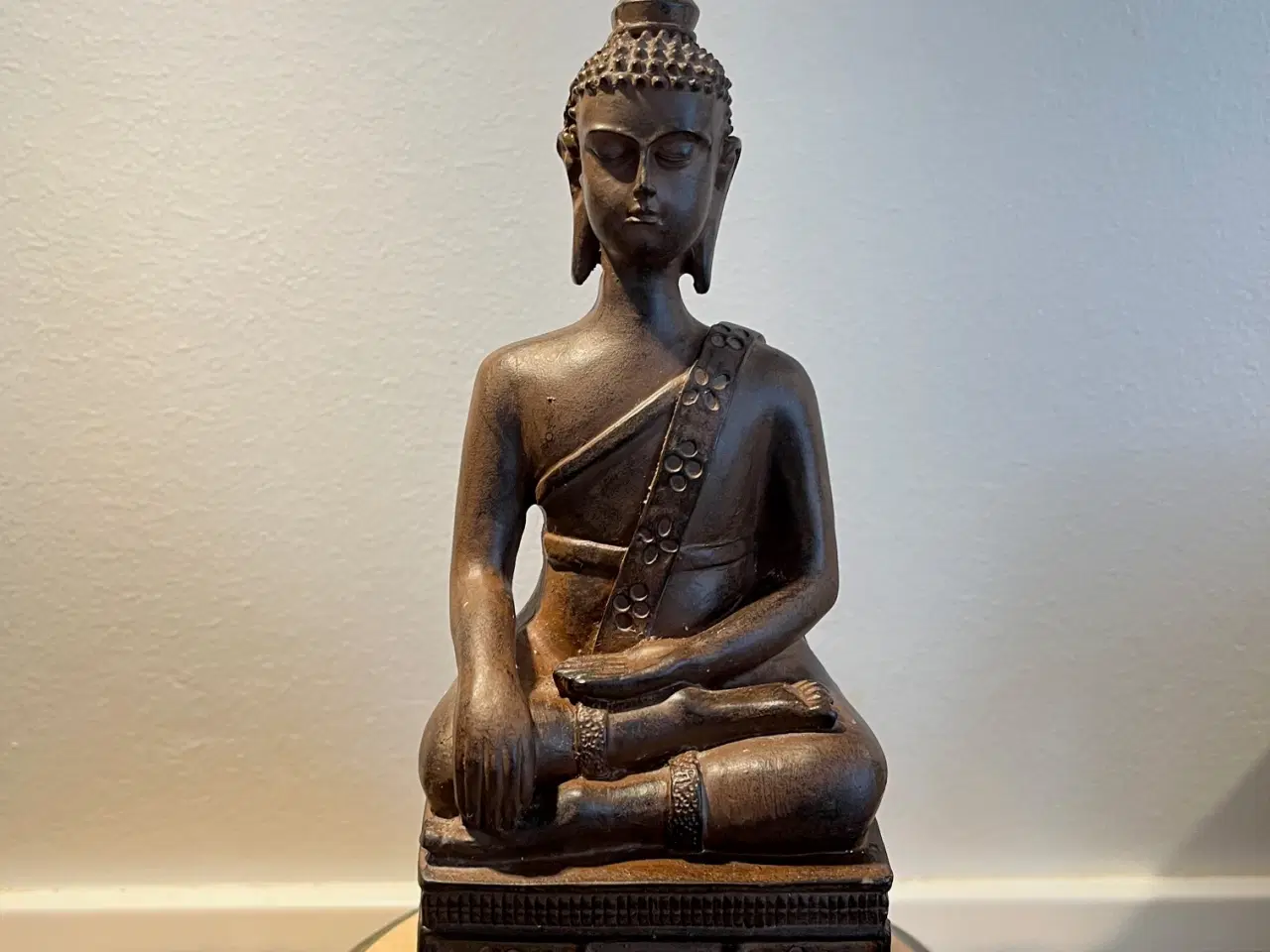 Billede 4 - Smuk, dekorativ Buddha-figur på detaljeret base 