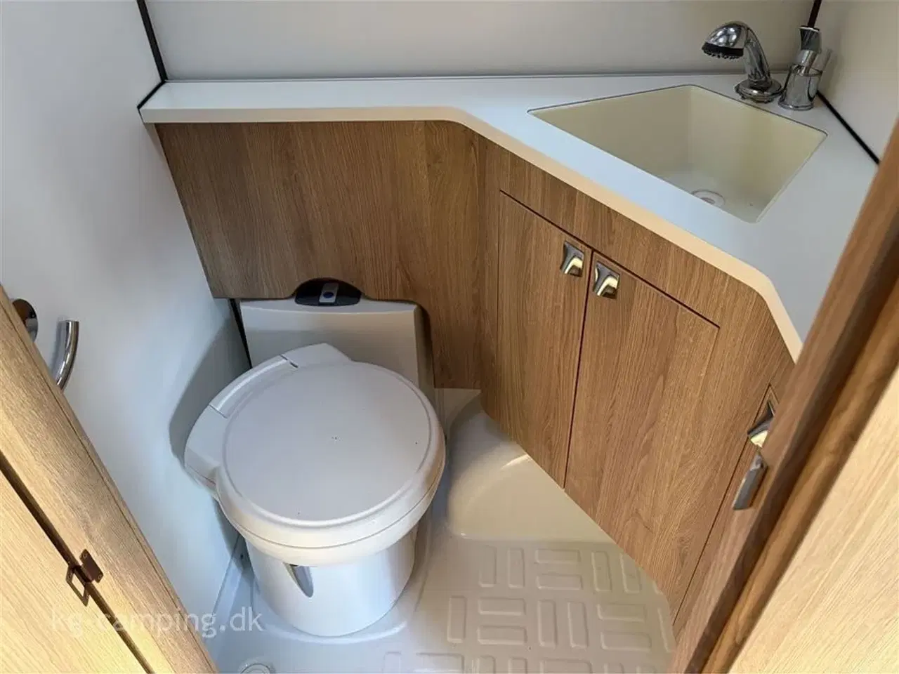 Billede 7 - 2016 - Kabe Classic 560 GLE KS Vintervogn med køjer og stor siddegruppe i front.