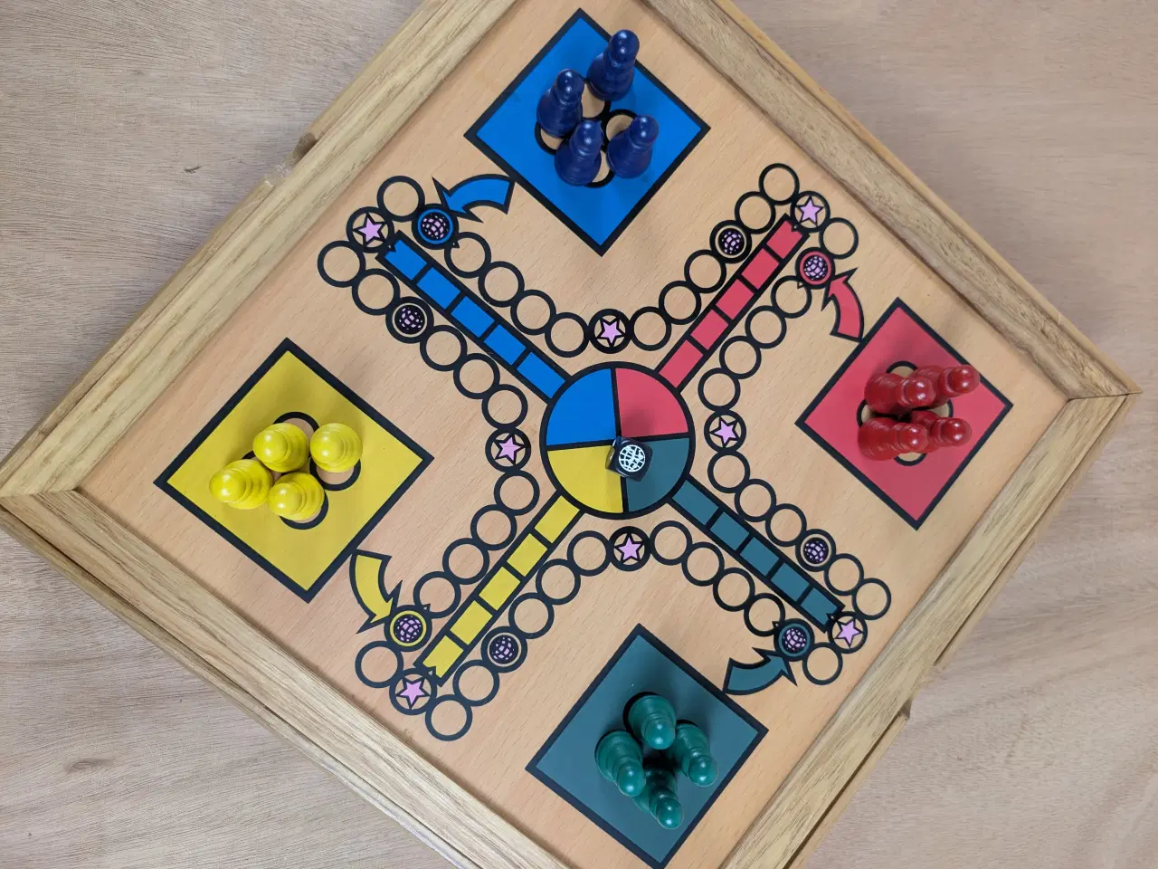 Billede 4 - Træ brætspilssæt med fem klassiske spil