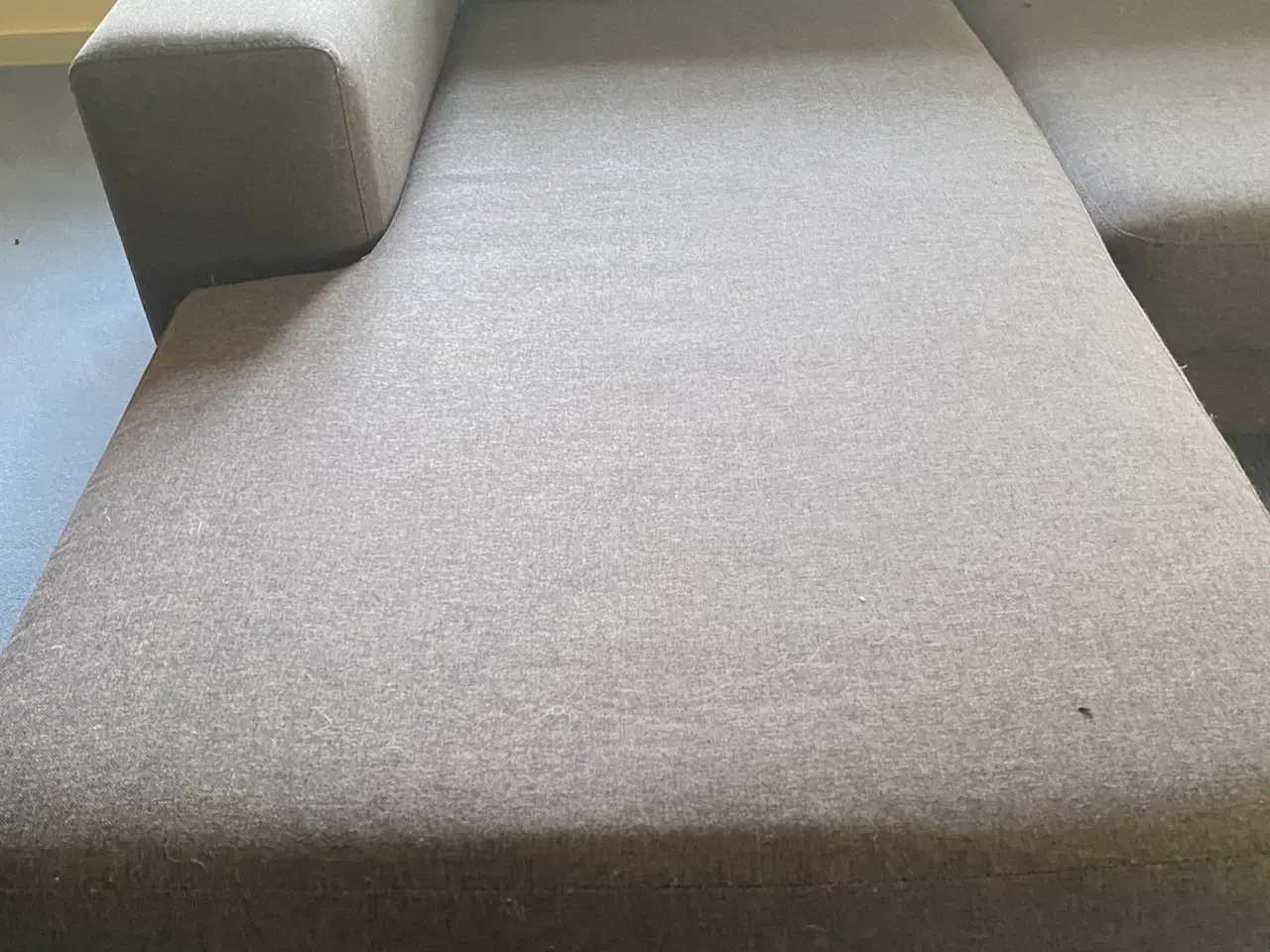 Billede 2 - LÆKKER CHAISELONG SOFA MED GRÅT STOF 