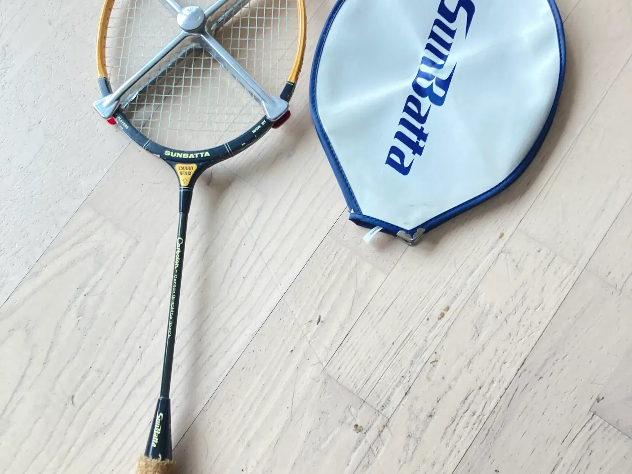 Billede 5 - 3 Badminton  Ketsjer, Taske og 6 fjerbolde